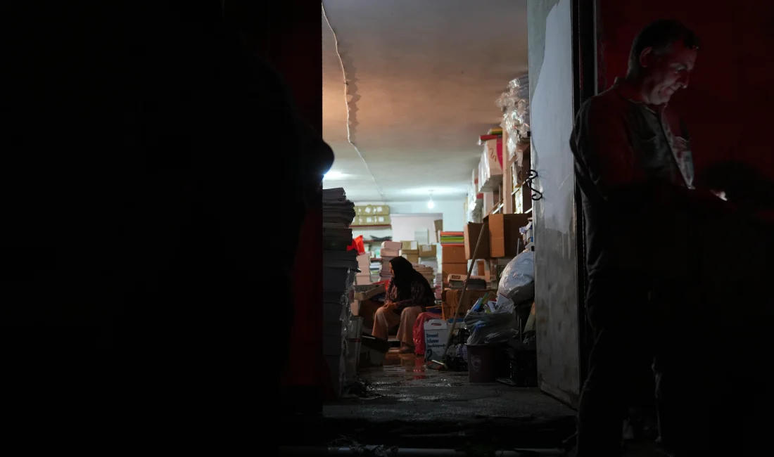 Ankara’da Sağanak Hayatı Felç Etti: Ev ve İş Yerlerini Su Bastı Ankara’da akşam saatlerinde başlayan sağanak ve fırtına sele yol