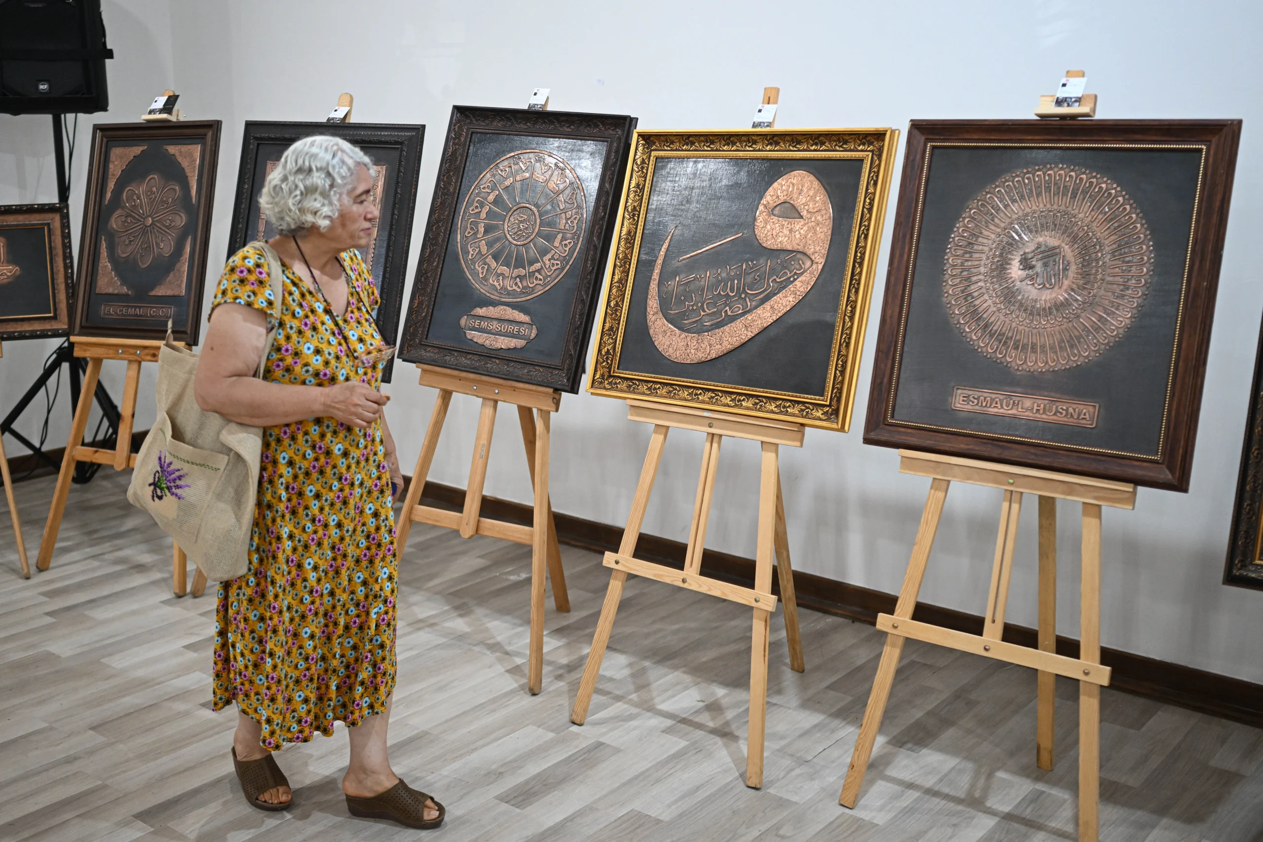 Ankara’da açılan “Toprak ve Bayrak” sergisinde, şehit kabirlerinden alınan topraklarla