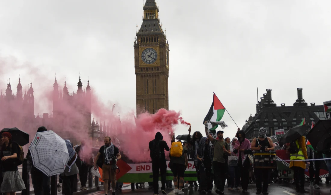 Londra’da On Binlerce Kişi Filistin İçin Yürüdü İngiltere’nin başkenti Londra’da düzenlenen Filistin’e destek yürüyüşüne on binlerce kişi