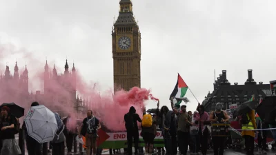 İngiltere’nin başkenti Londra’da düzenlenen Filistin’e destek yürüyüşüne on binlerce kişi