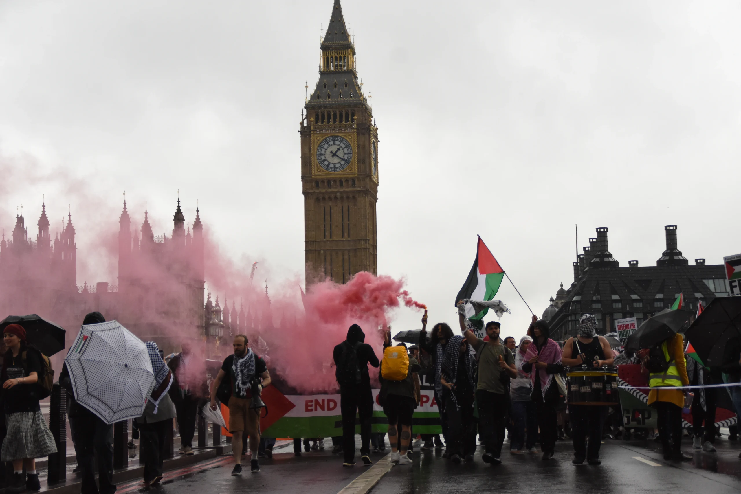 İngiltere’nin başkenti Londra’da düzenlenen Filistin’e destek yürüyüşüne on binlerce kişi