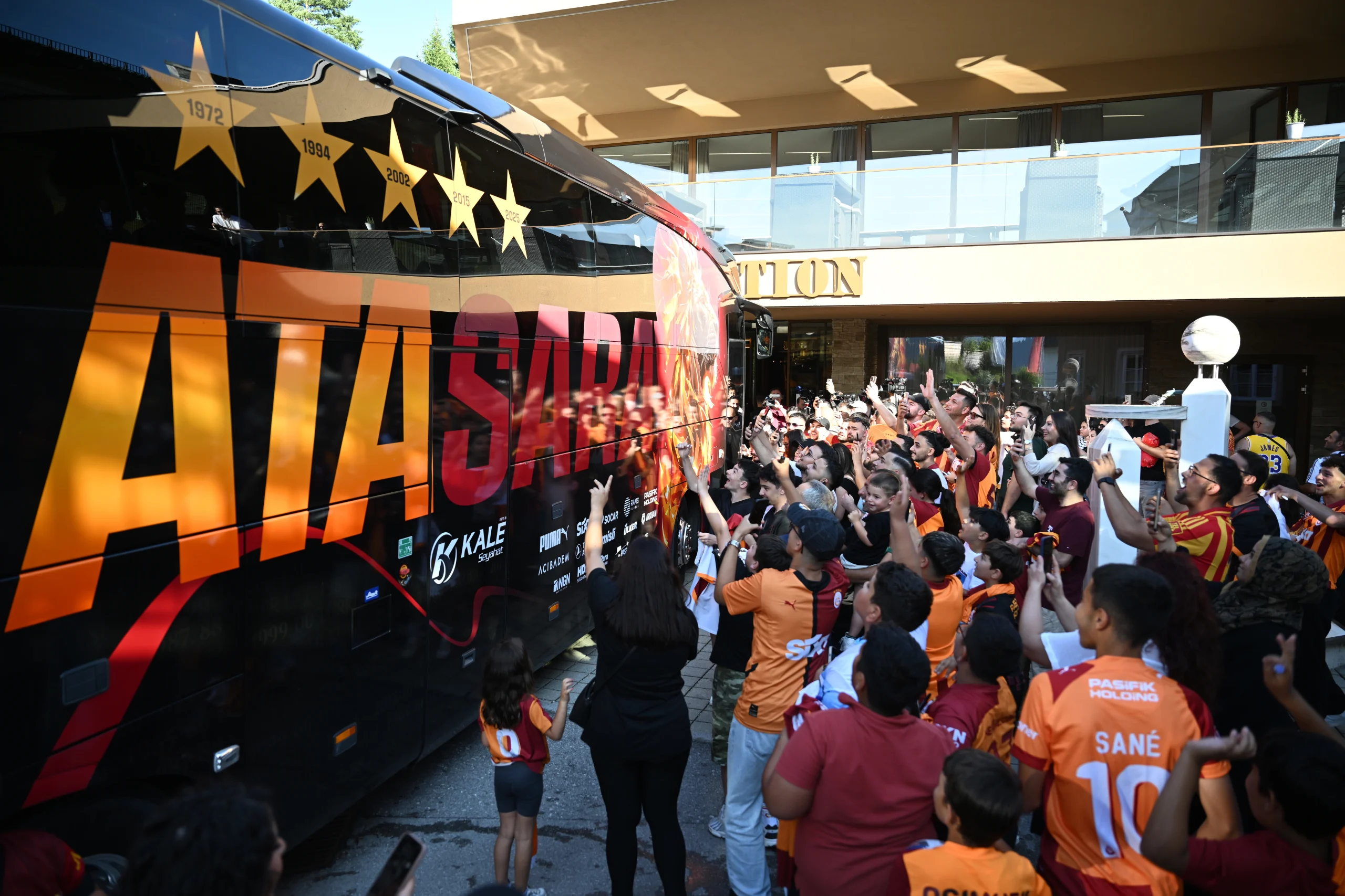 Yeni sezona Avusturya’da hazırlanan Galatasaray, taraftar coşkusuyla karşılandı. İlk sınav