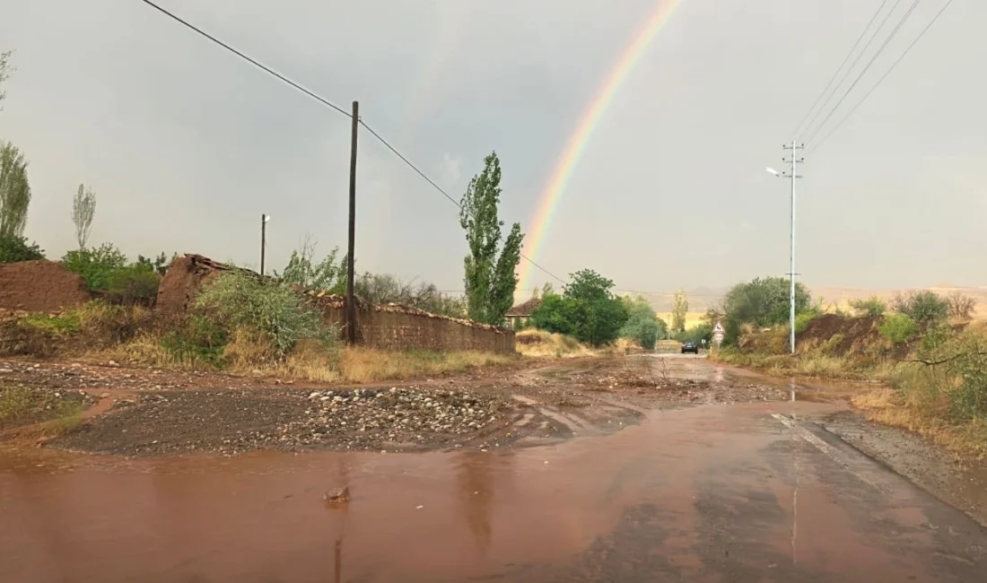 Sungurlu’da etkili olan sağanak yağış, derelerde taşkına neden olurken ulaşımda