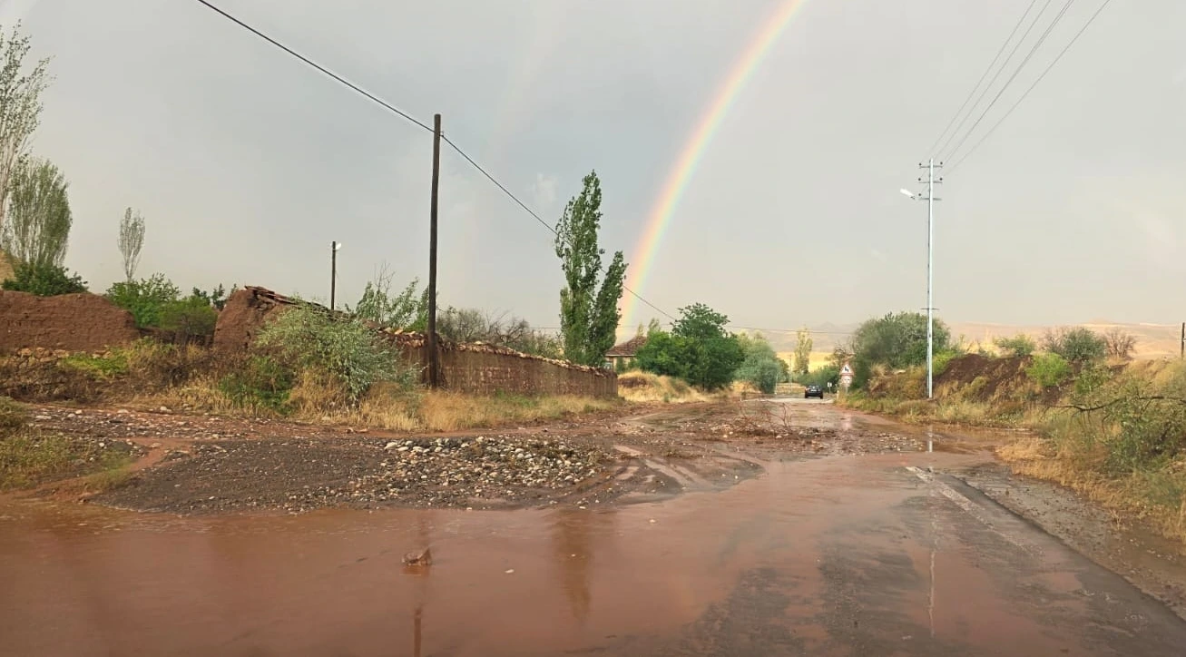 Sungurlu’da etkili olan sağanak yağış, derelerde taşkına neden olurken ulaşımda