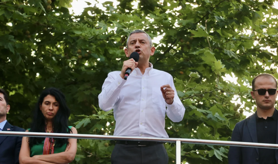 Özgür Özel’den Orta Doğu Mesajı: “Demokratik Kapsayıcılığı Savunuyoruz” CHP Lideri Özgür Özel, Trabzon mitinginde hem Orta Doğu’daki gelişmeleri