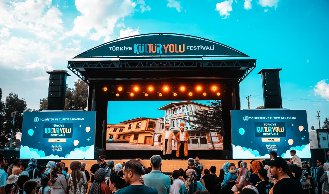 Van'da düzenlenen Kültür Yolu Festivali, konserlerden gastronomiye uzanan etkinliklerle sanat