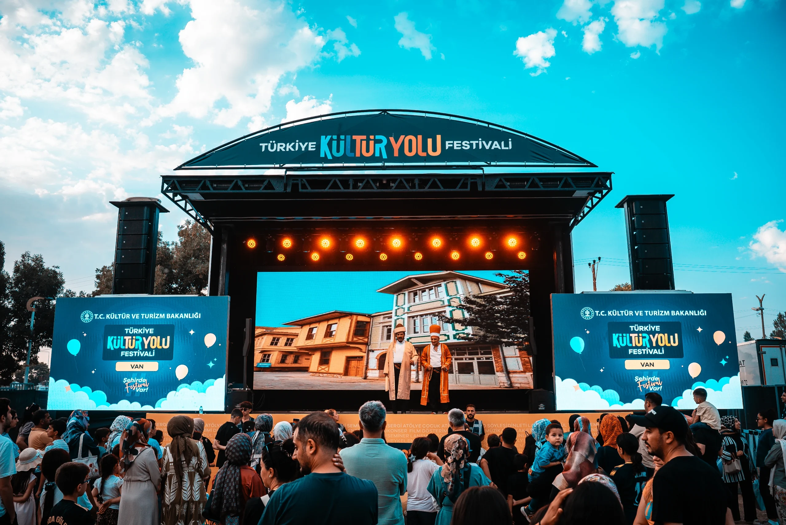 Van'da düzenlenen Kültür Yolu Festivali, konserlerden gastronomiye uzanan etkinliklerle sanat