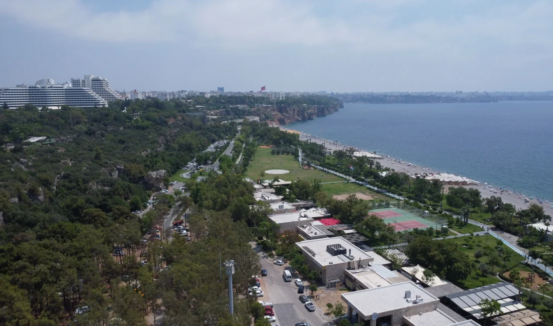 Yüksek sıcaklık ve nemin etkili olduğu Antalya’da sahiller, serinlemek isteyenlerle