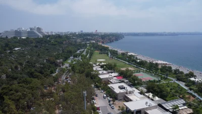 Yüksek sıcaklık ve nemin etkili olduğu Antalya’da sahiller, serinlemek isteyenlerle