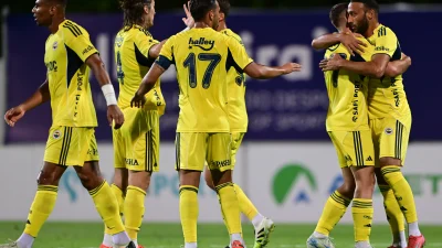 Fenerbahçe, Uniao de Leiria’yı 2-0 Mağlup Etti Fenerbahçe, Portekiz’de sürdürdüğü sezon öncesi hazırlıklarında Uniao de Leiria’yı 2-0