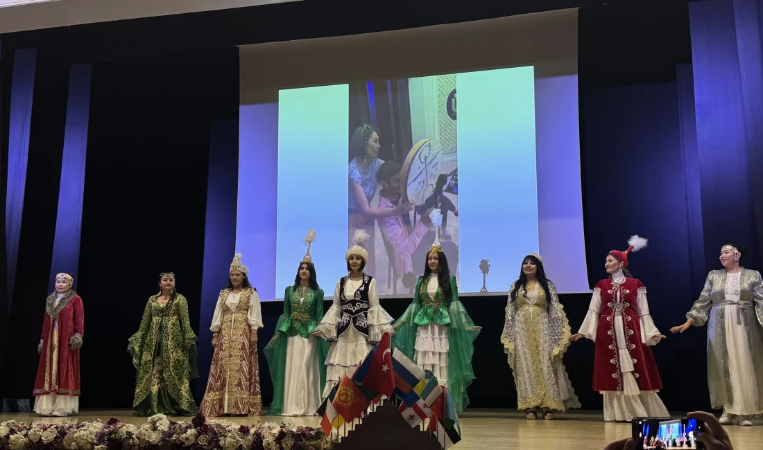 Türk dünyasından sanatçıların sahne aldığı “Kültür Bağları” halk oyunları etkinliği,