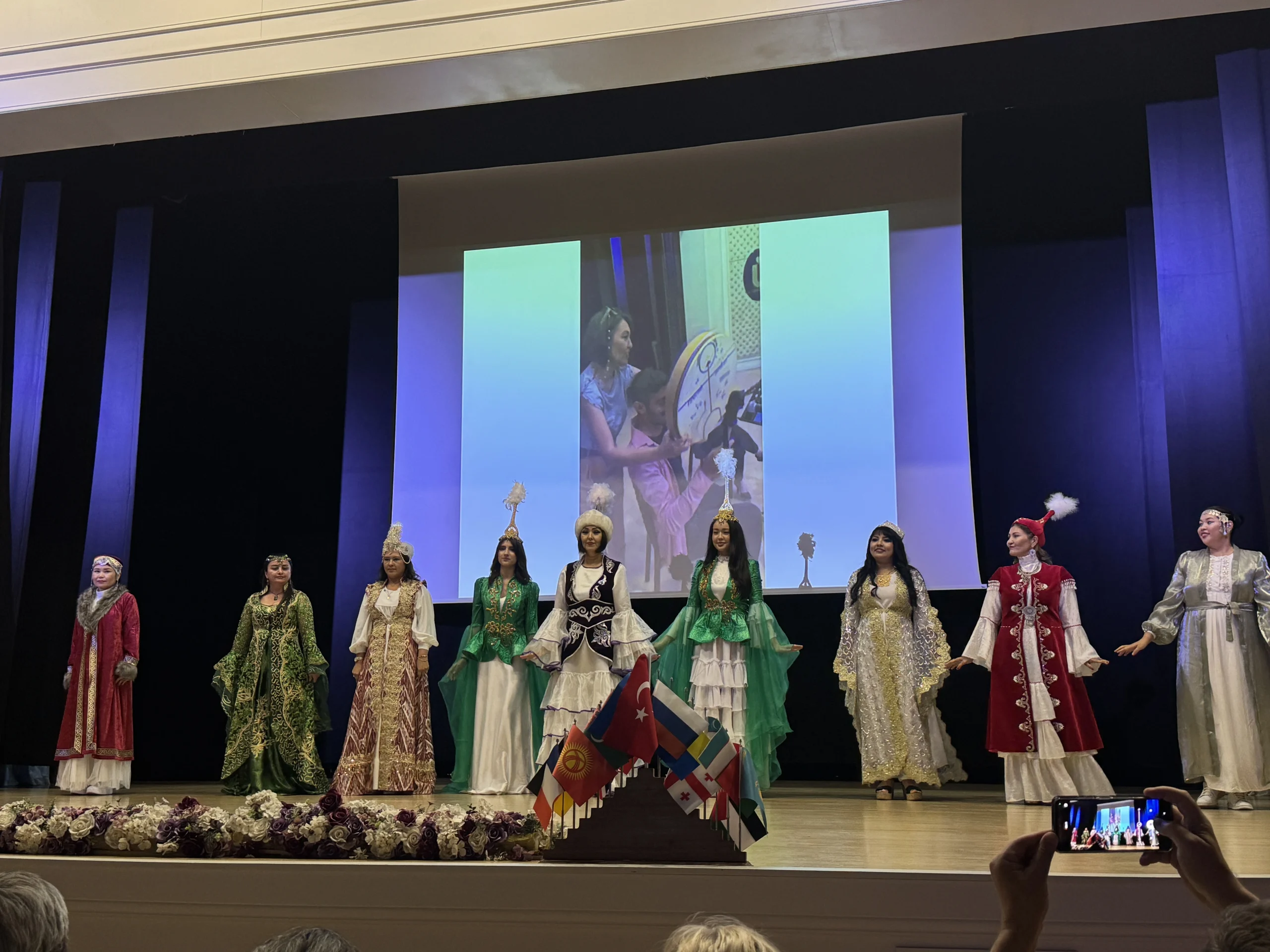 Türk dünyasından sanatçıların sahne aldığı “Kültür Bağları” halk oyunları etkinliği,