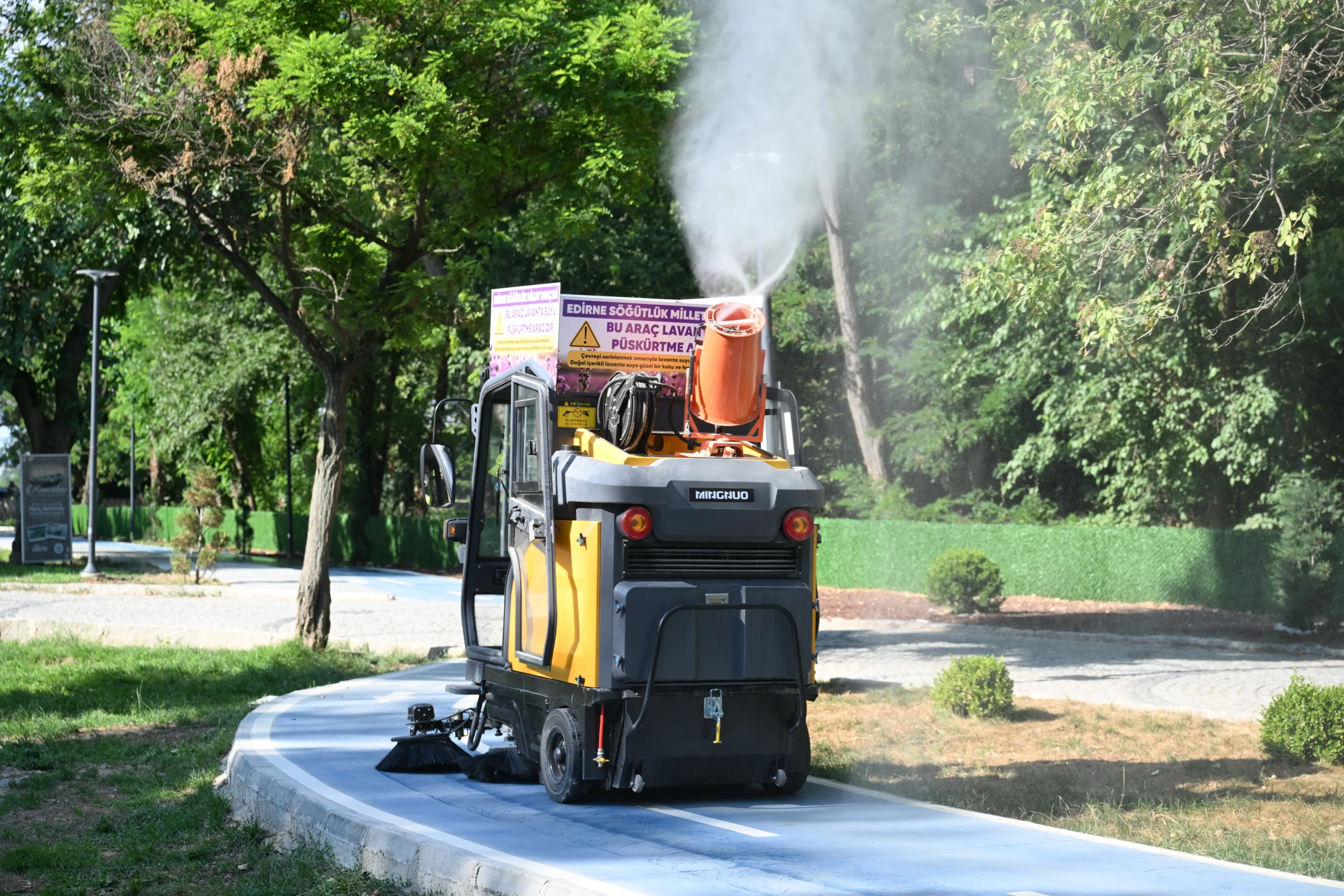 Edirne’de Söğütlük Millet Bahçesi, sıcak yaz günlerinde lavanta suyu püskürtülerek