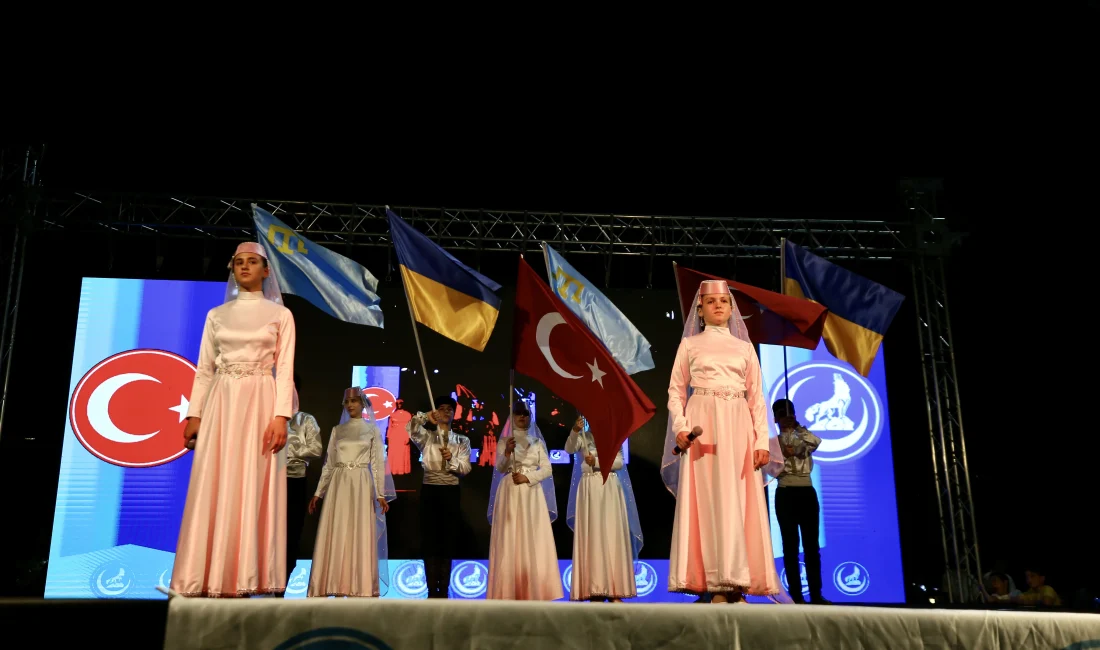 Bursa'da gerçekleştirilen Türk Dünyası Halk Oyunları Şöleni, Türk kültürünün zenginliğini