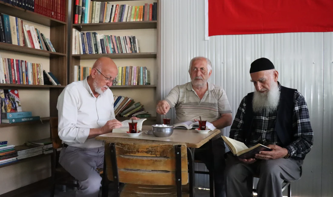 Yavuz Selim Cami altında bulunan çay ocağı, kitap köşesiyle mahalle