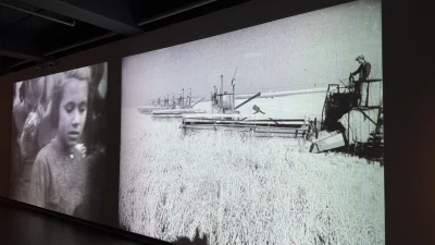 Metin Erksan’ın “Karanlık Dünya” filminden yola çıkan sergi, sinemanın politik