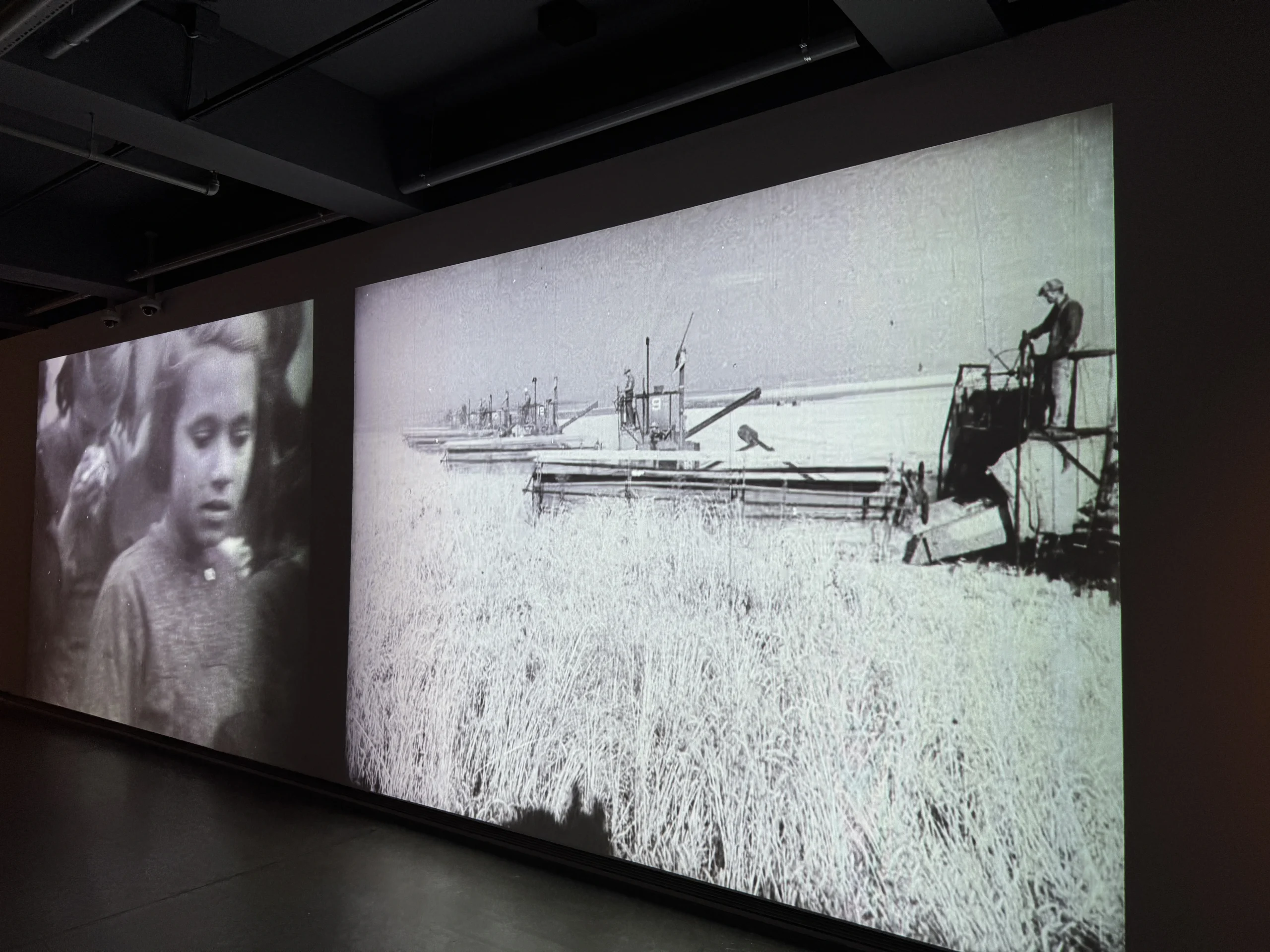 Metin Erksan’ın “Karanlık Dünya” filminden yola çıkan sergi, sinemanın politik