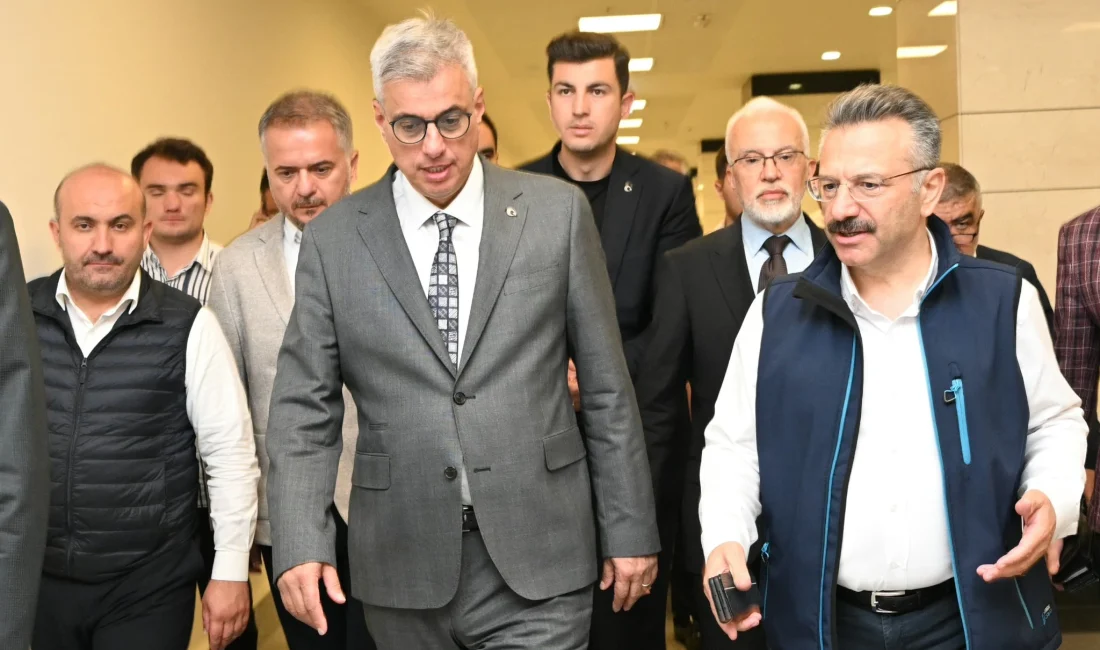 Sağlık Bakanı Kemal Memişoğlu, Eskişehir’deki yangında yaralanan orman işçisini tedavi