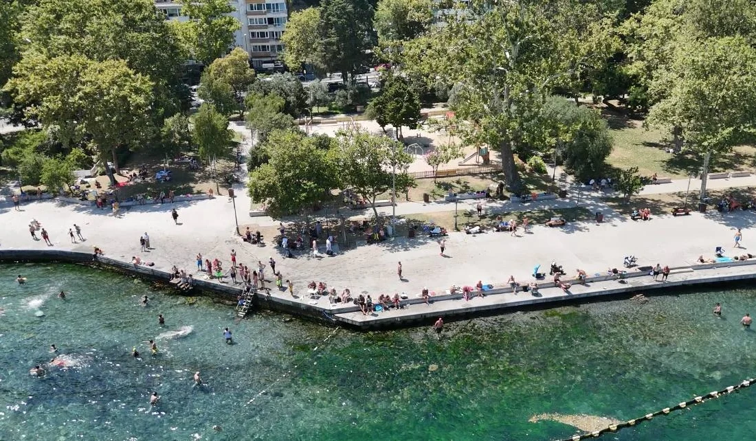 İstanbul’da etkili olan sıcak hava nedeniyle vatandaşlar deniz kenarlarına ve