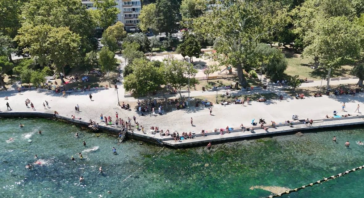 İstanbul’da etkili olan sıcak hava nedeniyle vatandaşlar deniz kenarlarına ve