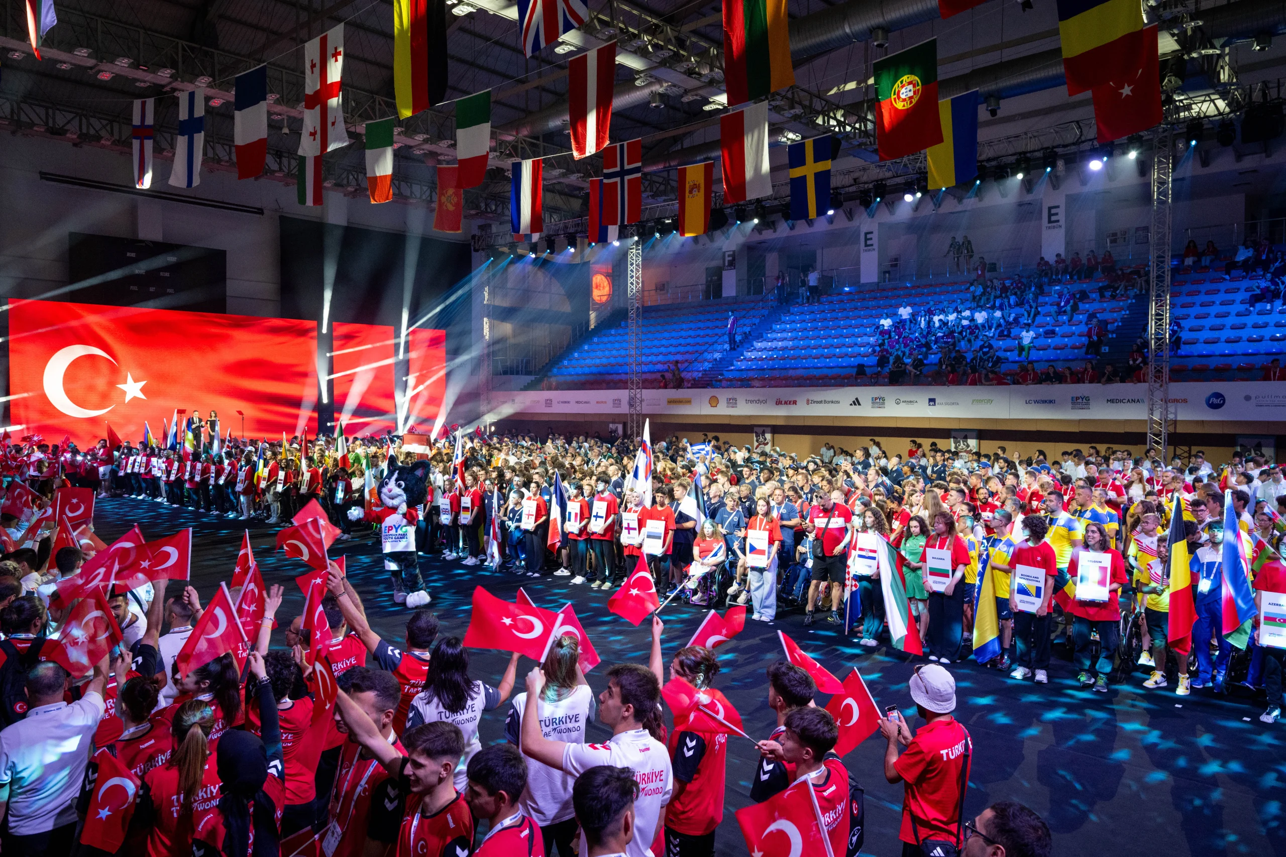 Avrupa Para Gençlik Oyunları, İstanbul’da tarihi bir açılışla başladı. Sporcular,