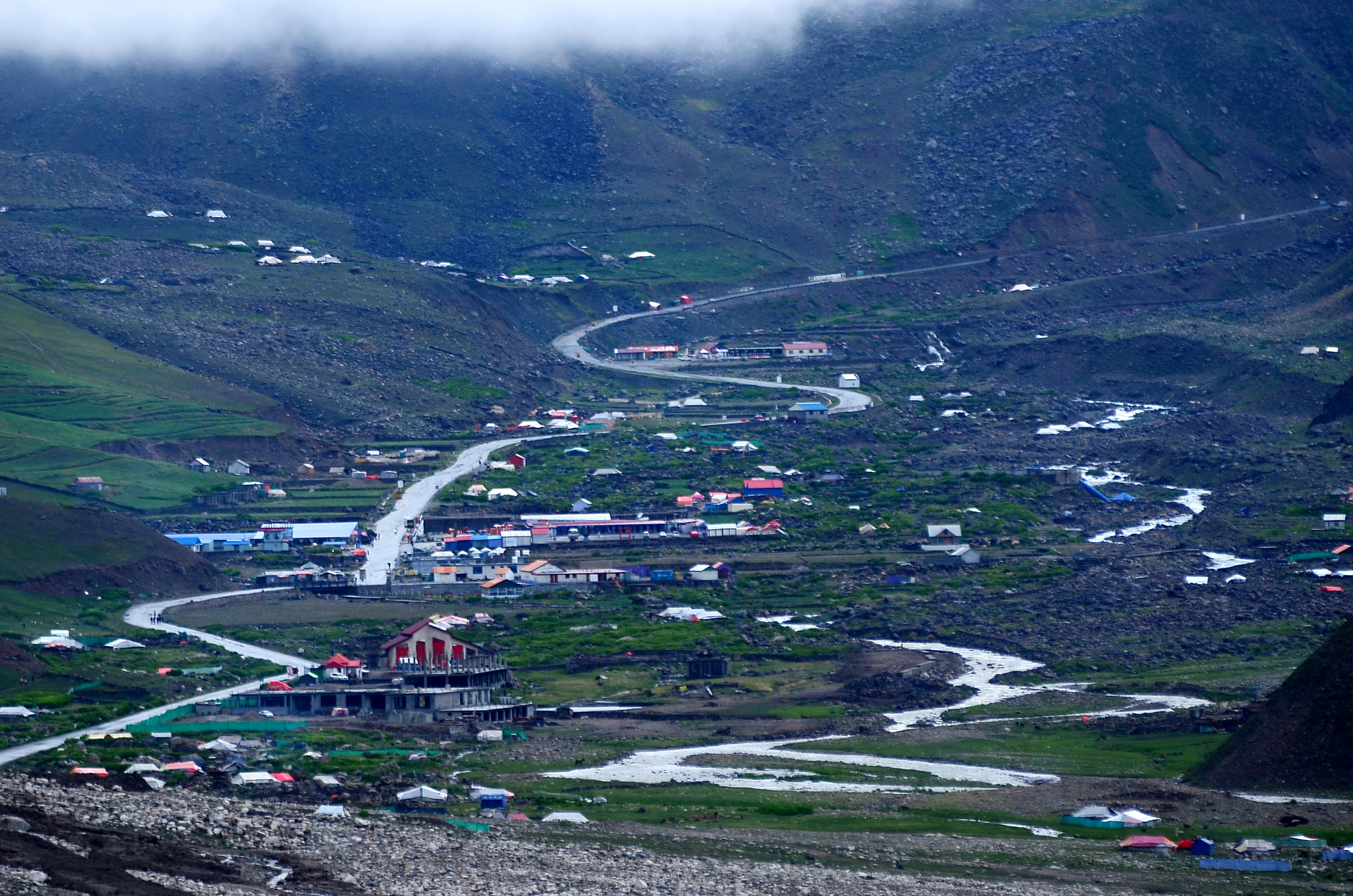 Pakistan’da muson yağışları felakete dönüştü. Sel ve heyelanlar nedeniyle aralarında