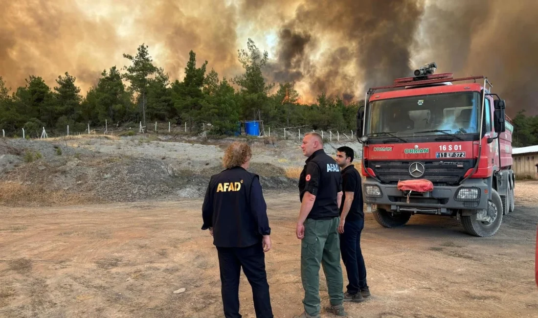 Orman yangınları nedeniyle binlerce kişi tahliye edilirken, söndürme çalışmaları havadan