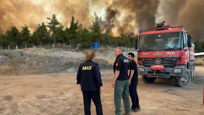 Orman yangınları nedeniyle binlerce kişi tahliye edilirken, söndürme çalışmaları havadan