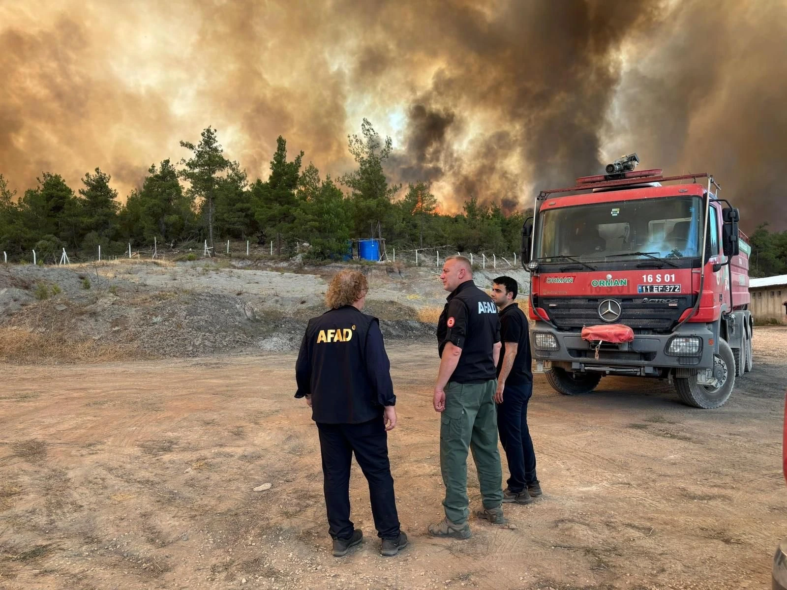 Orman yangınları nedeniyle binlerce kişi tahliye edilirken, söndürme çalışmaları havadan