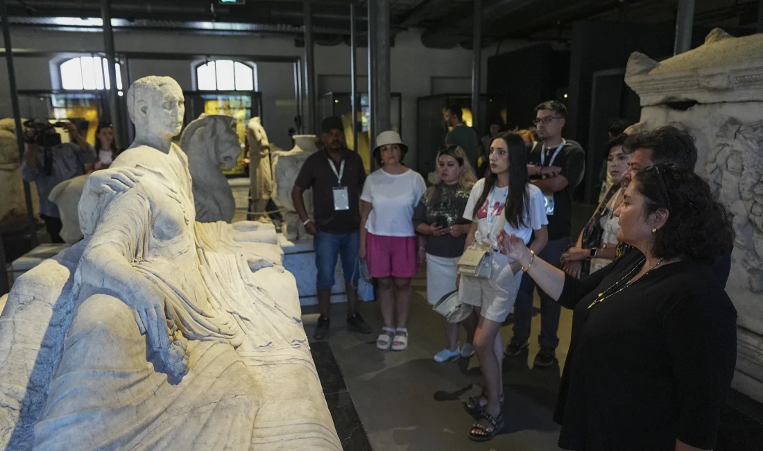 Yabancı Akademisyenler Türkiye’nin Arkeolojik Mirasını Yerinde Tanıyor Yunus Emre Enstitüsü, 16 farklı ülkeden gelen akademisyenleri Türkiye'nin arkeolojik
