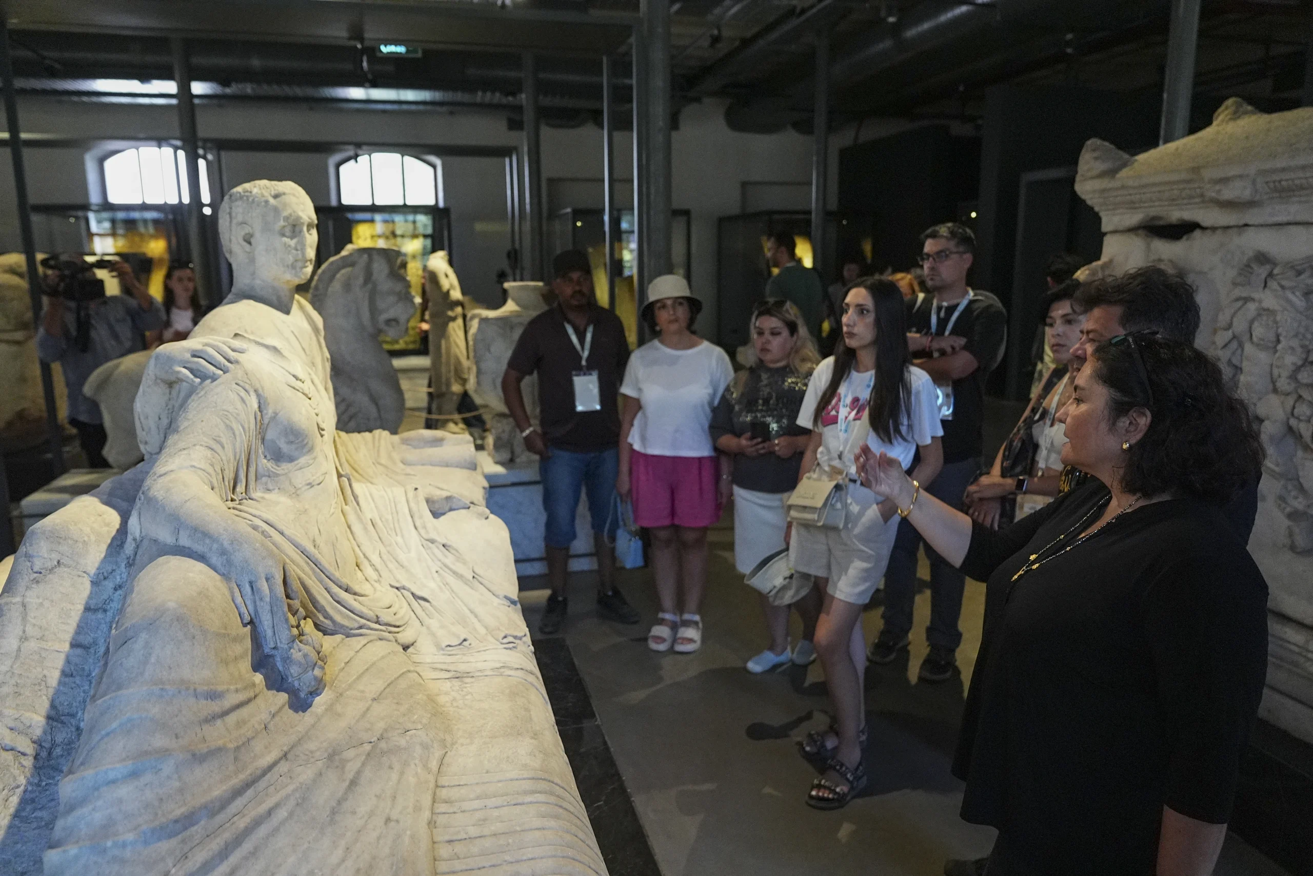 Yunus Emre Enstitüsü, 16 farklı ülkeden gelen akademisyenleri Türkiye'nin arkeolojik