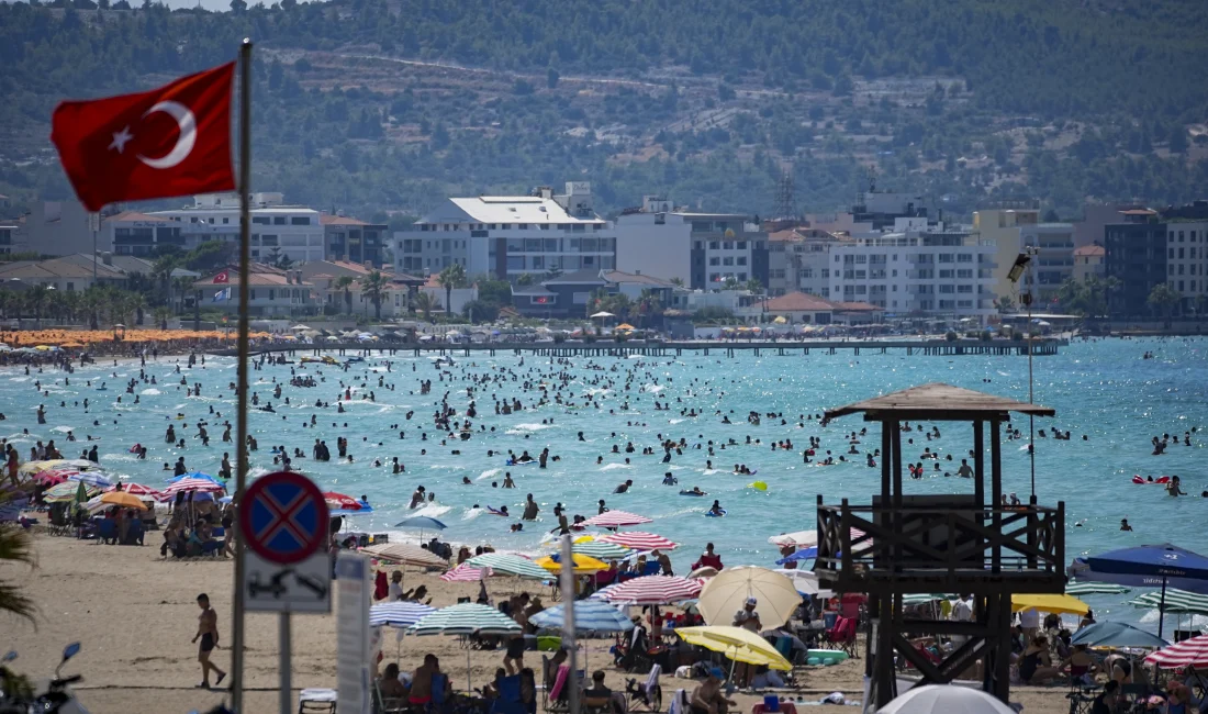İzmir’de hava sıcaklığının 42,5 dereceye ulaşmasıyla vatandaşlar serinlemek için Çeşme