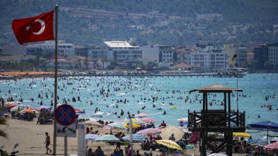 İzmir’de hava sıcaklığının 42,5 dereceye ulaşmasıyla vatandaşlar serinlemek için Çeşme
