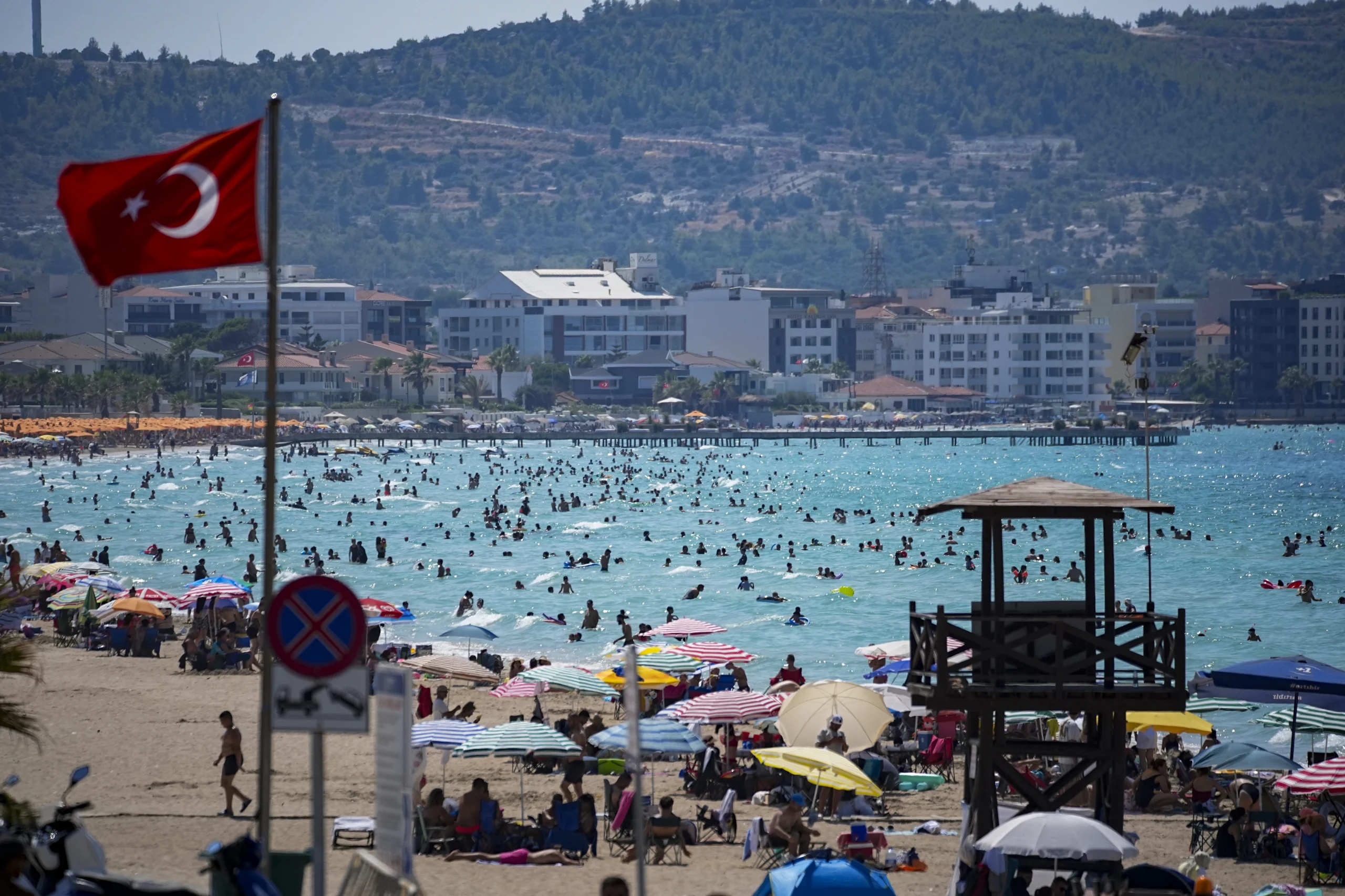 İzmir’de hava sıcaklığının 42,5 dereceye ulaşmasıyla vatandaşlar serinlemek için Çeşme
