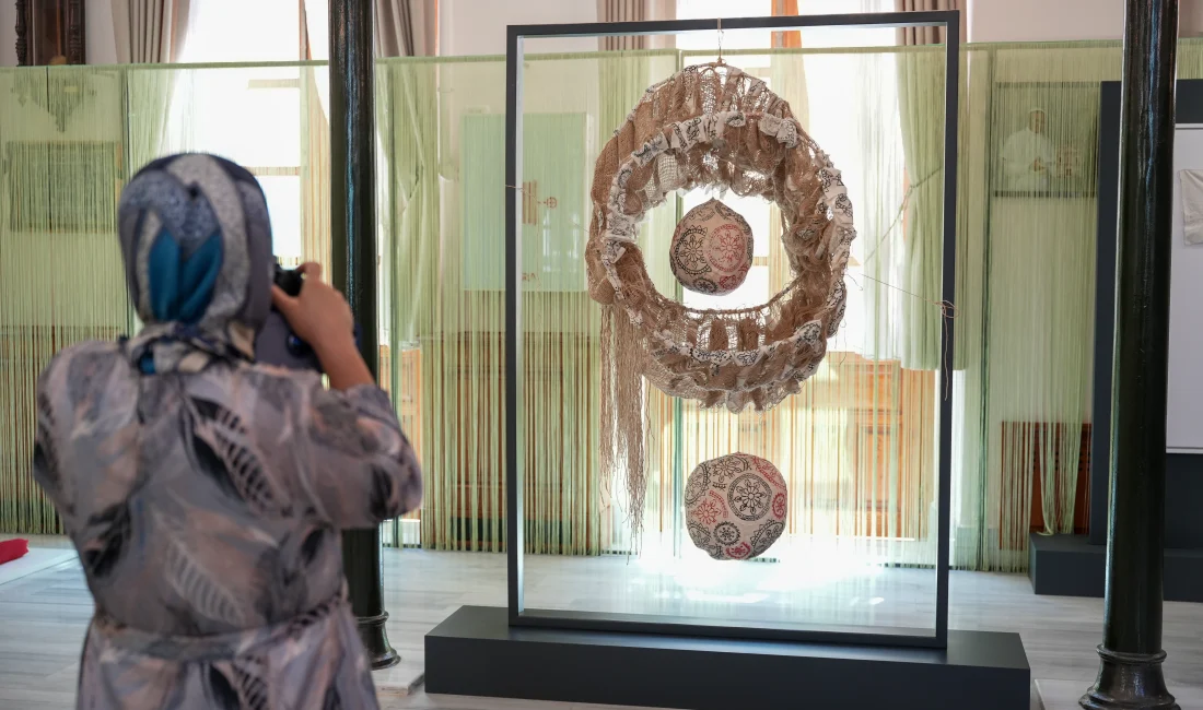 “Sıfır Artı” sergisi, tekstil atıklarını sanatla buluşturarak sürdürülebilirliğe yeni bir