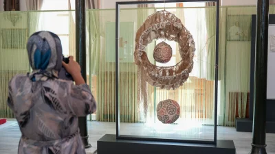 “Sıfır Artı” sergisi, tekstil atıklarını sanatla buluşturarak sürdürülebilirliğe yeni bir