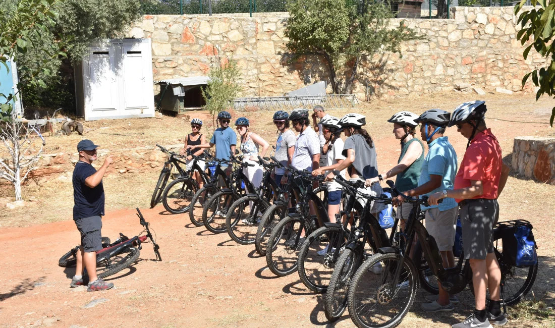 Bodrum’da Kruvaziyer Turistlerine Doğayla İç İçe Bisiklet Turu Keyfi Bodrum’a kruvaziyerle gelen yabancı turistler, kırsal bisiklet turlarıyla hem doğayı