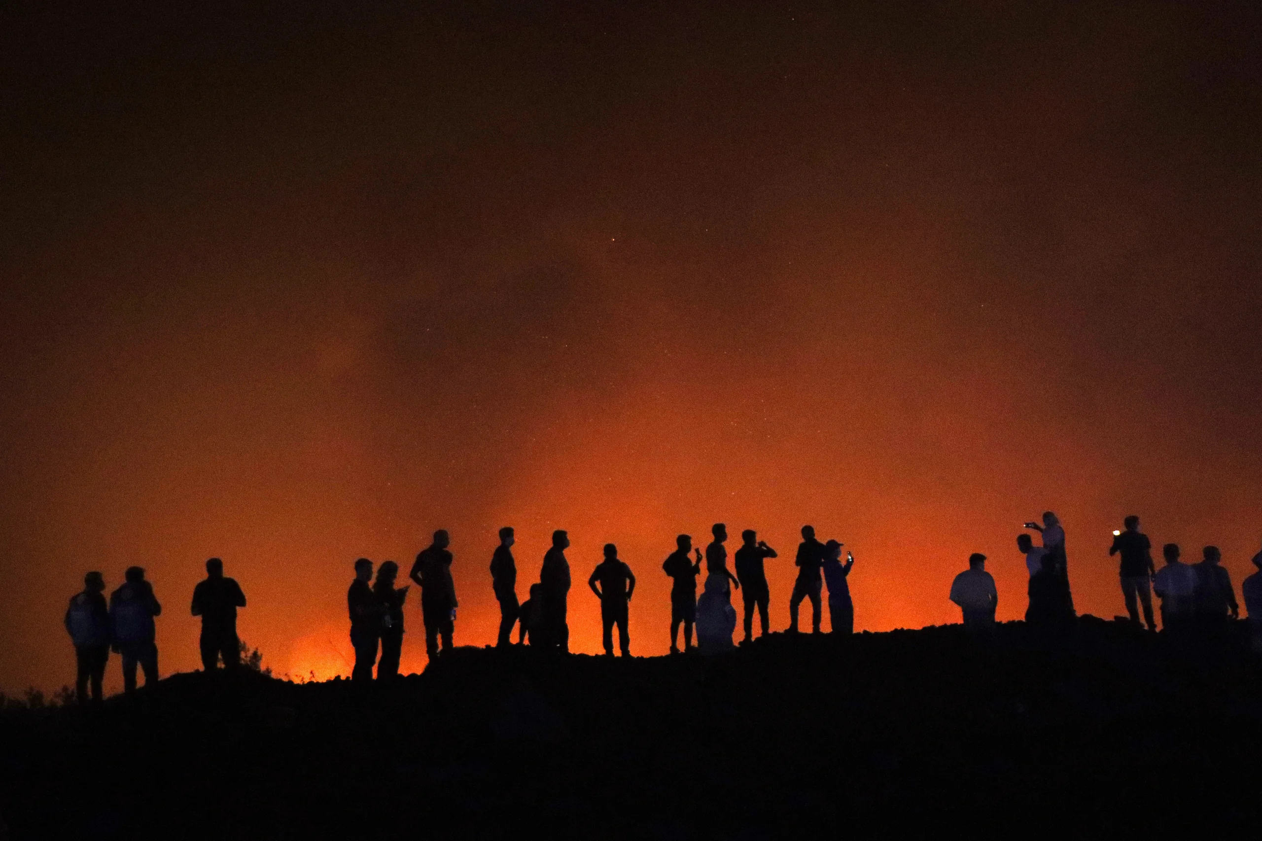 Bursa'da dün çıkan orman yangını rüzgarın etkisiyle büyüdü; alevlerin yaklaştığı