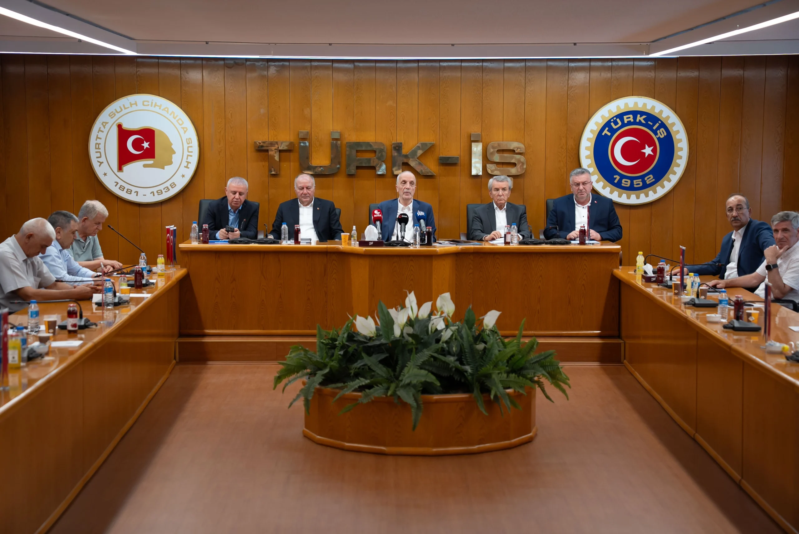 TÜRK-İŞ Genel Başkanı Ergün Atalay, kamu işçileriyle ilgili süren toplu