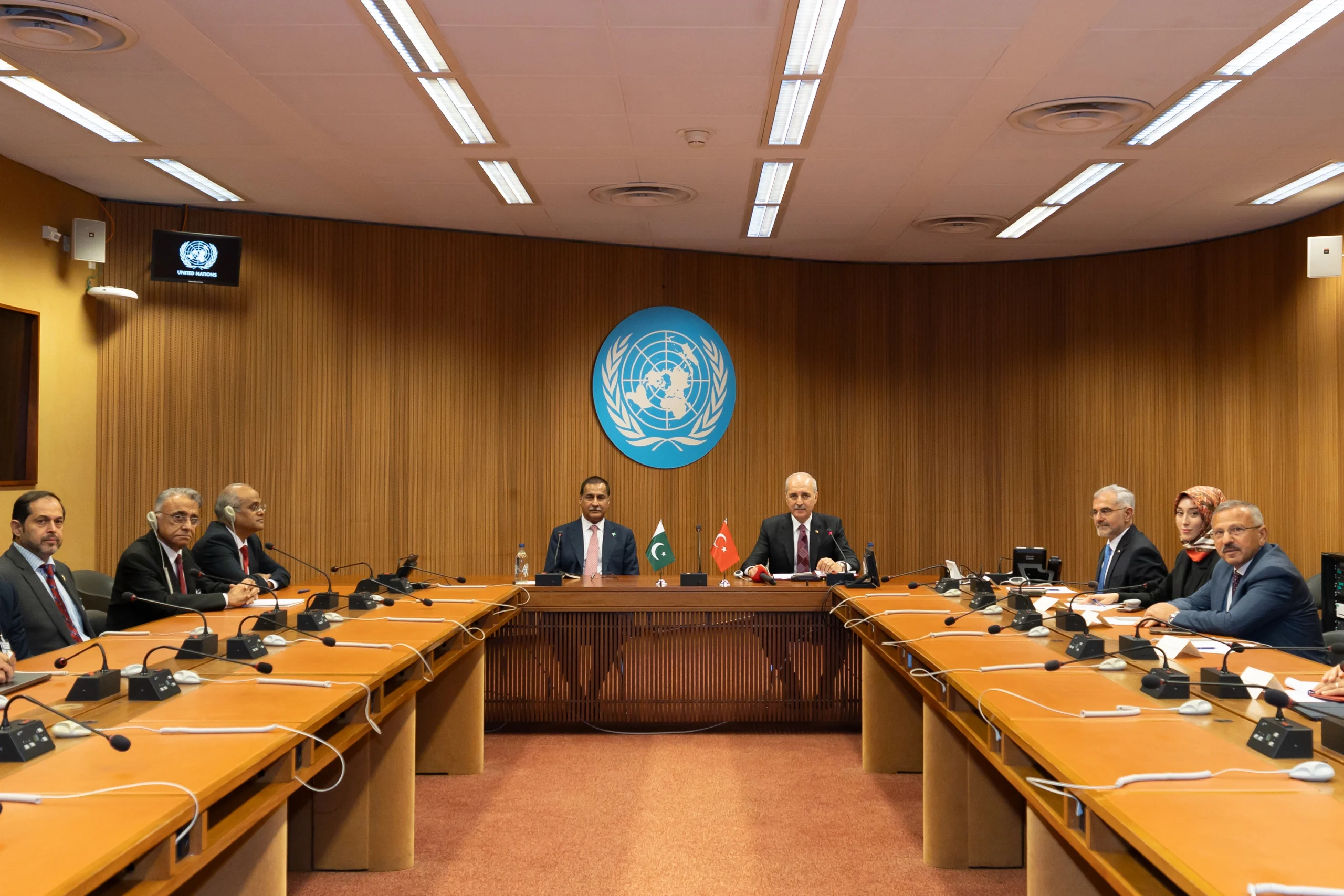  Cenevre’de görüşen TBMM Başkanı Kurtulmuş ve Pakistan Meclis Başkanı