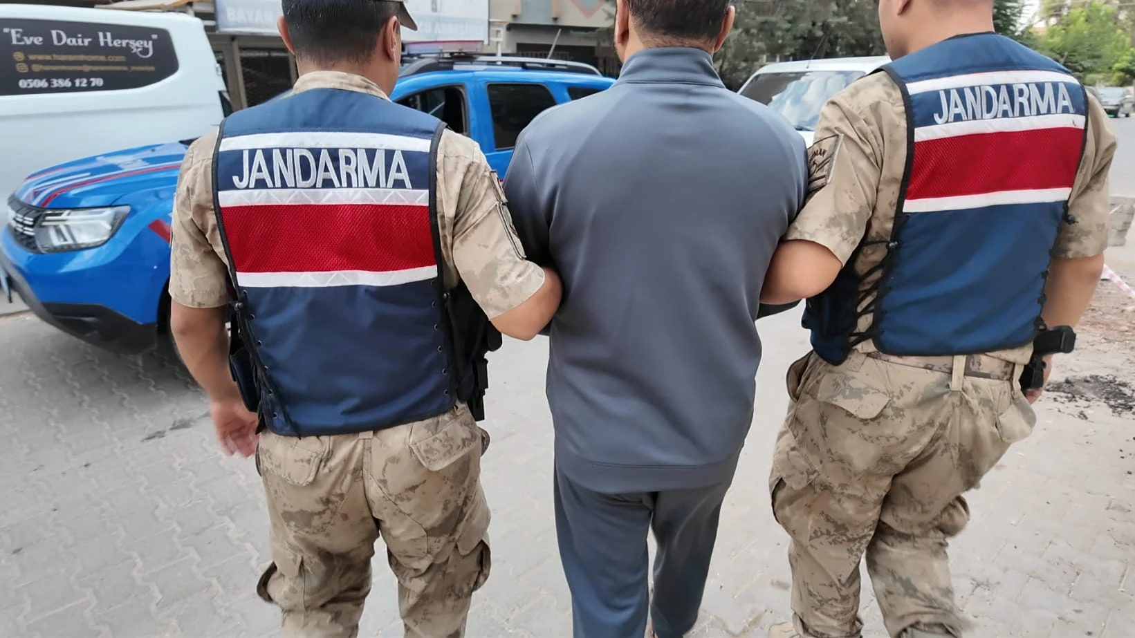 DEAŞ’a mali destek sağlayan ve silahlı faaliyette bulunan 8 şüpheli,