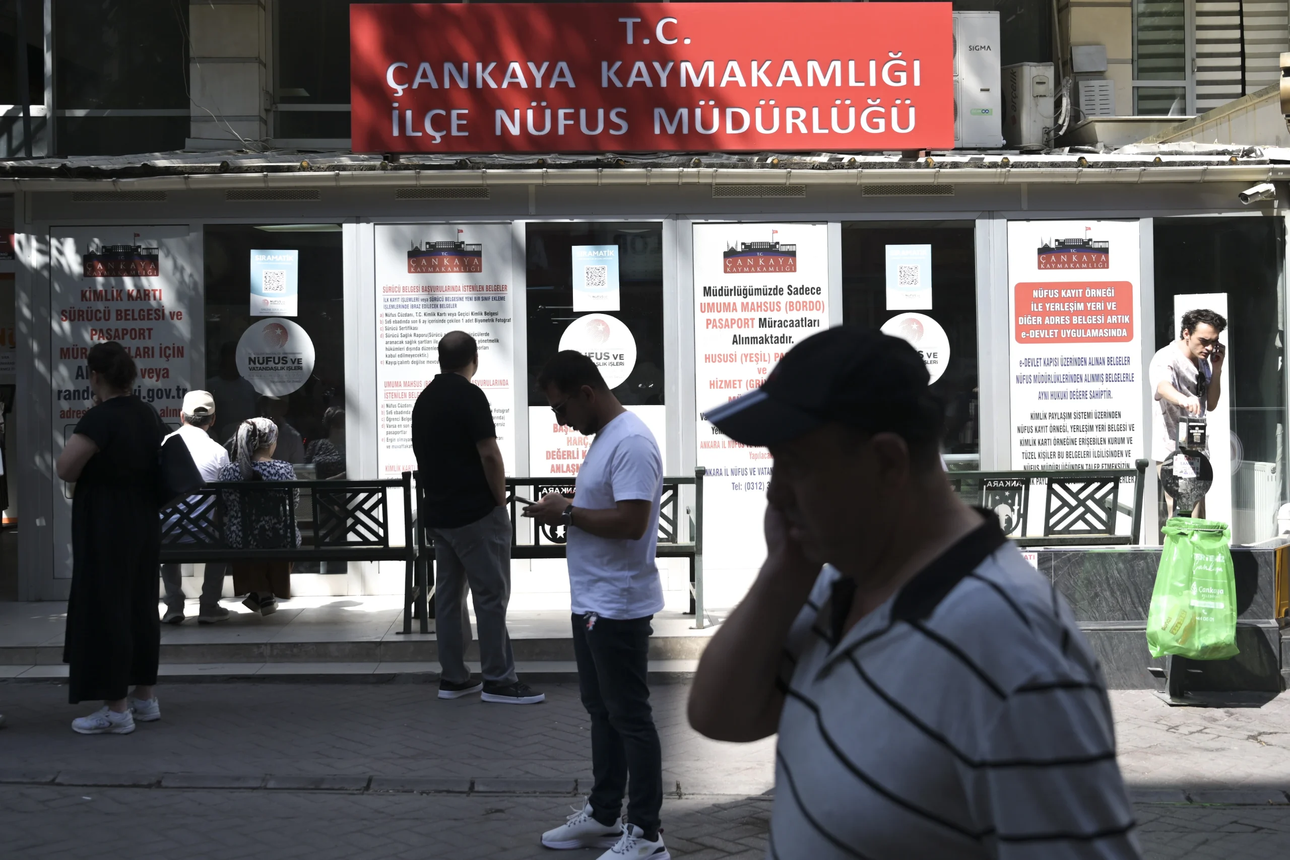 Ehliyet yenileme sürecinde son güne girildi. Eski tip belgelerini değiştirmeyenler