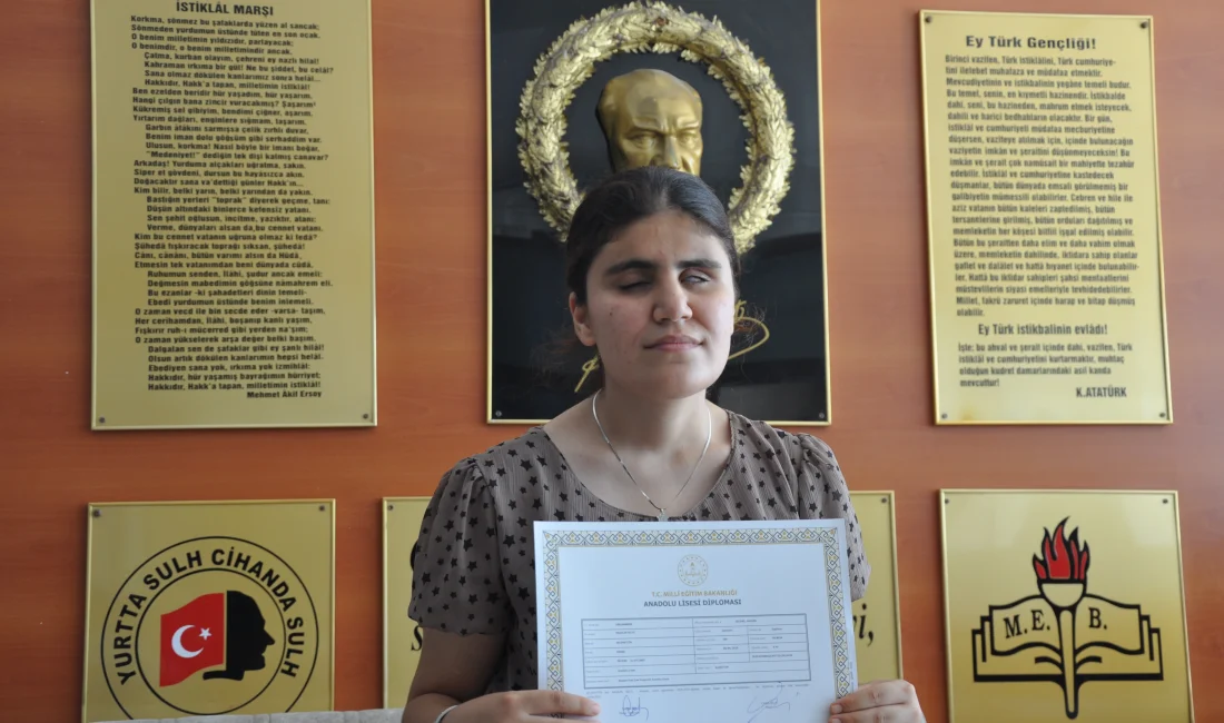 Görme Engelli Nazalin YKS’de İlk 13 Bine Girdi: Hedefi Psikoloji Liseyi birincilikle bitiren görme engelli Nazalin, ailesi ve öğretmenlerinin desteğiyle