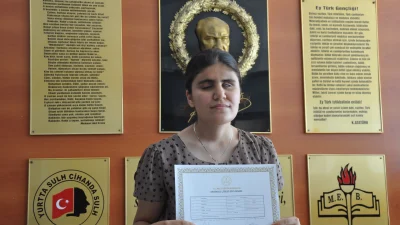 Liseyi birincilikle bitiren görme engelli Nazalin, ailesi ve öğretmenlerinin desteğiyle