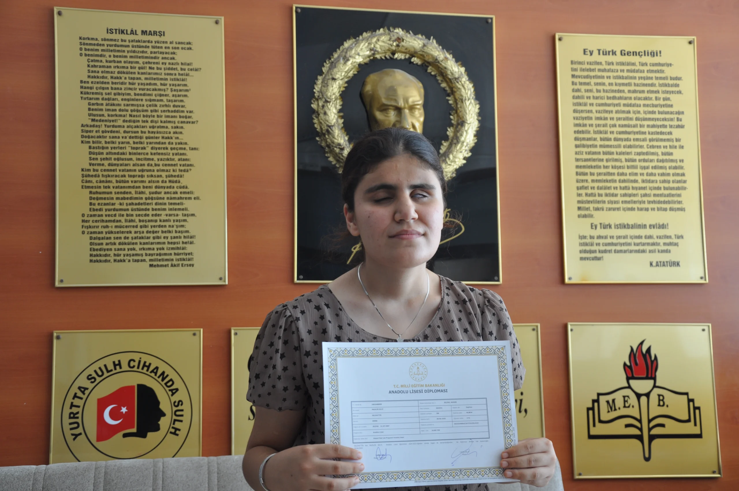 Liseyi birincilikle bitiren görme engelli Nazalin, ailesi ve öğretmenlerinin desteğiyle