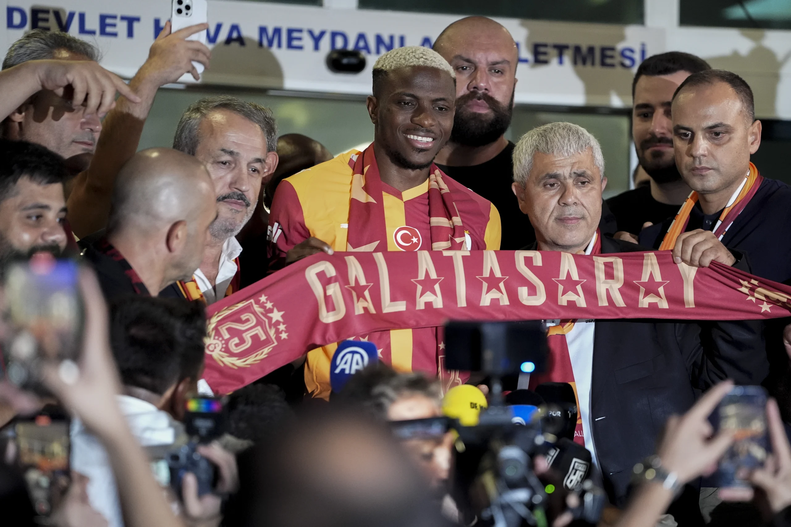 Geçen sezonki şampiyonluğa damga vuran Victor Osimhen, Galatasaray’a resmen döndü: