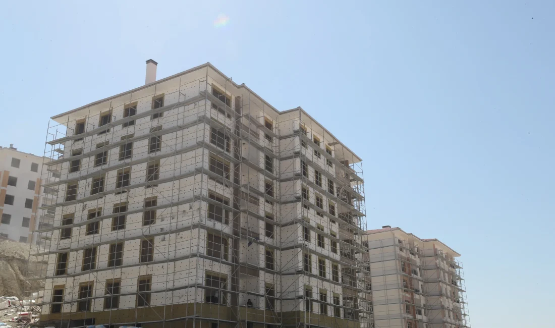 Hatay’da 1265 Yeni Afet Konutu ve Sosyal Alanların Yapımı Sürüyor Hatay'da deprem sonrası başlatılan konut ve sosyal alan projeleri kapsamında