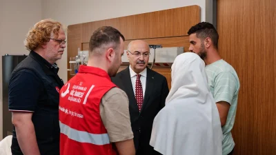 Vali Köşger, Adana'da tedavi altındaki Filistinli hastalara Cumhurbaşkanı Erdoğan'ın selamlarını