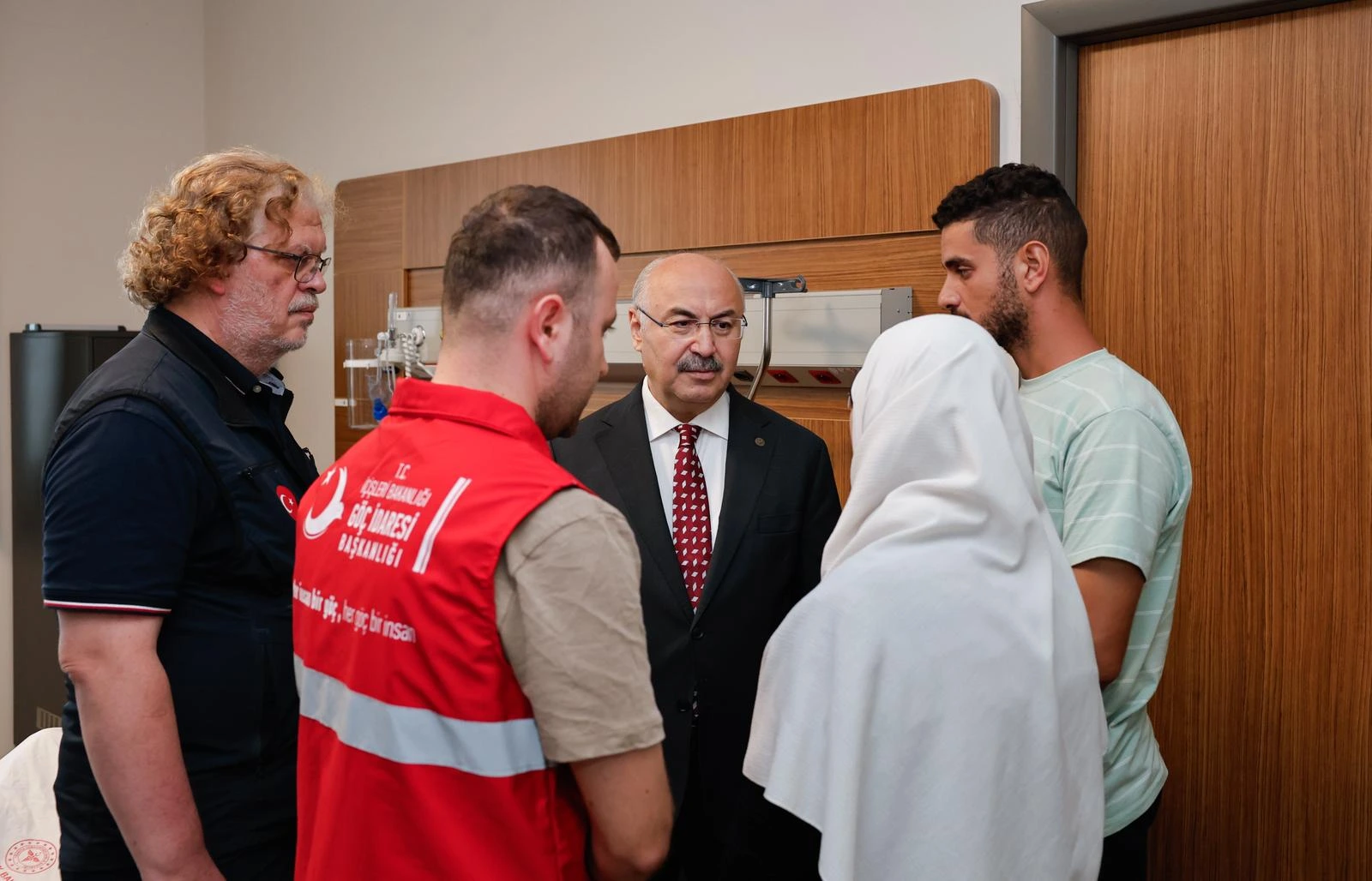 Vali Köşger, Adana'da tedavi altındaki Filistinli hastalara Cumhurbaşkanı Erdoğan'ın selamlarını