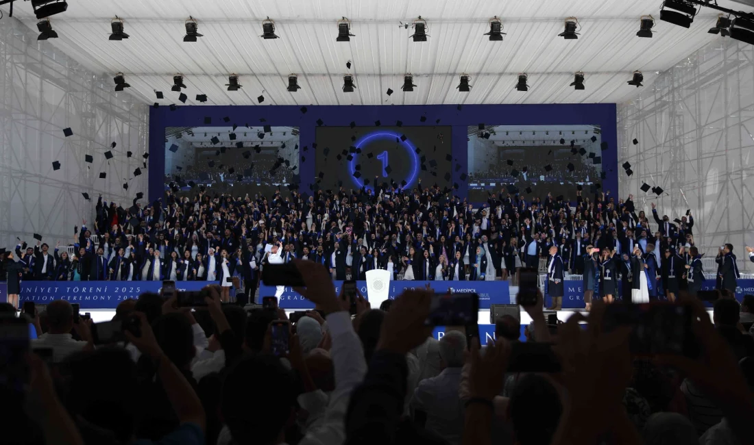 İstanbul Medipol Üniversitesi'nde düzenlenen mezuniyet töreninde 13 bin 362 öğrenci